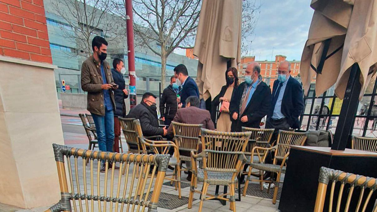 Imagen en la que se puede ver a Igea con otros políticos de Ciudadanos en una terraza. | L.N.C.
