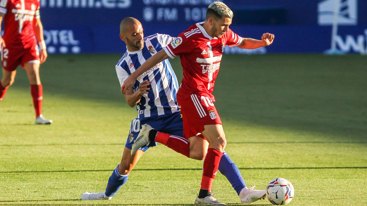 Yuri trata de robarle el balón a Gallar durante el partido de ida en El Toralín. | IRINA RH