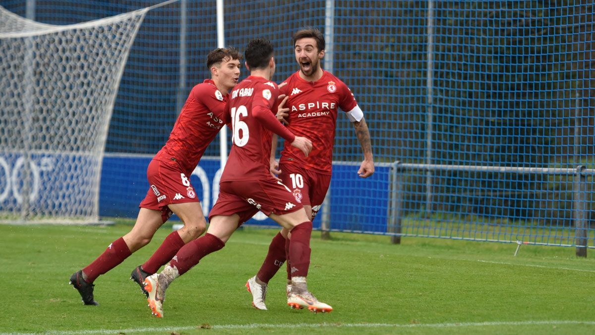 Sergio Marcos celebra su gol ante el Oviedo Vetusta en El Requexón. | SAÚL ARÉN