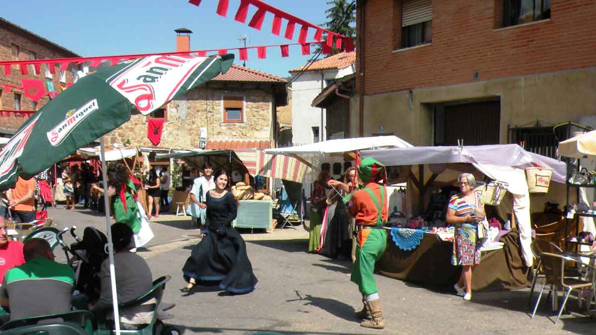 Pasacalles y música ambientaron el mercado desde primera hora. | E. Niño