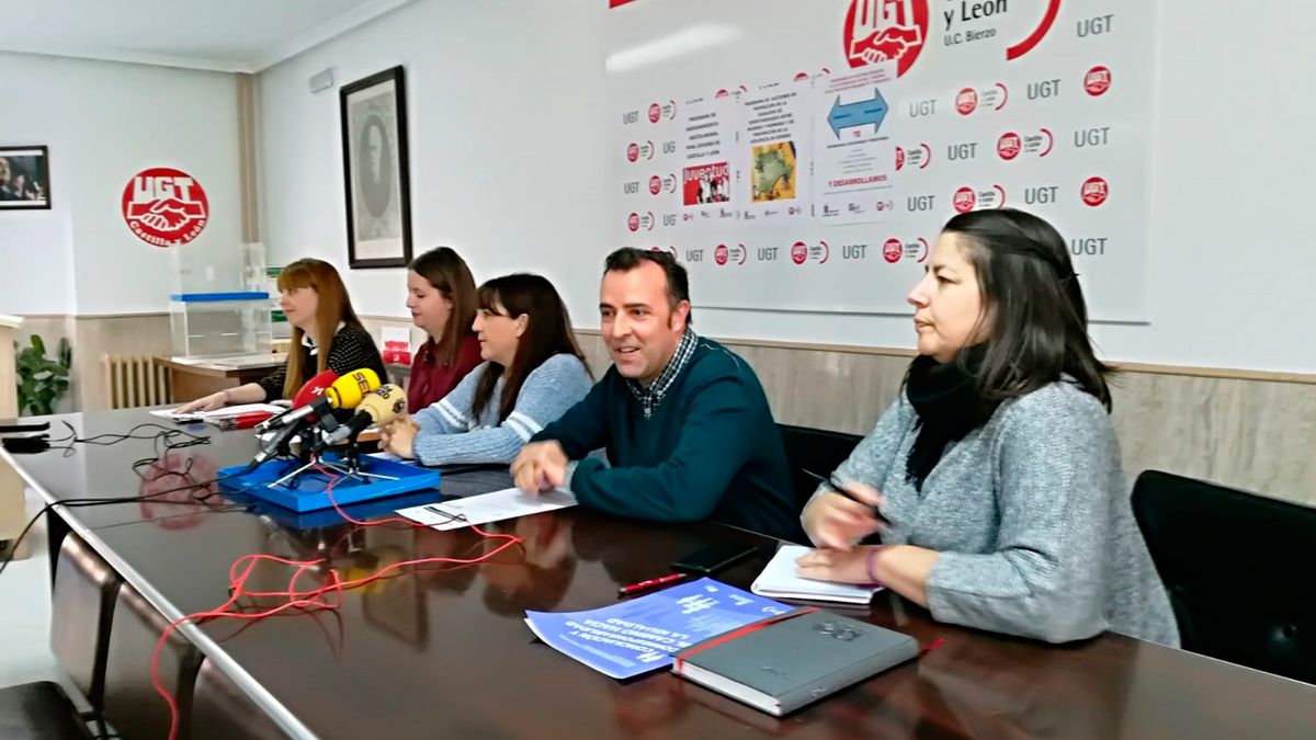 Omar Rodríguez en un evento al lado de sus compañeras en UGT. | M.I.