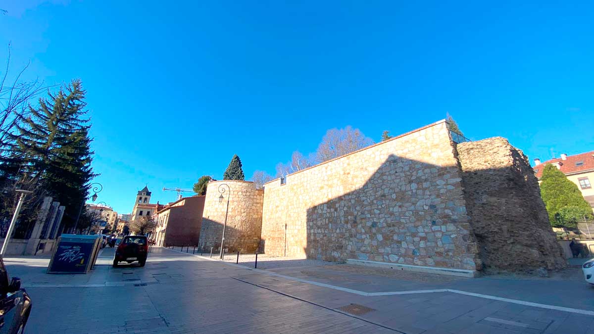 La muralla tardorromana de la calle Ruiz de Salazar se reconstruye con las piedras formando lo que podría llamarse el sistema turrón de Jijona. | SAÚL ARENA