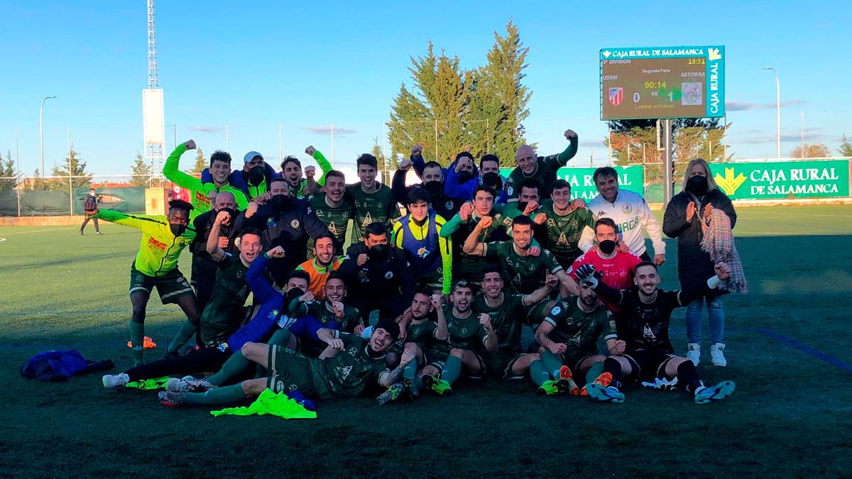 El Astorga celebra su clasificación para el ‘playoff’ en Santa Marta. | LNC