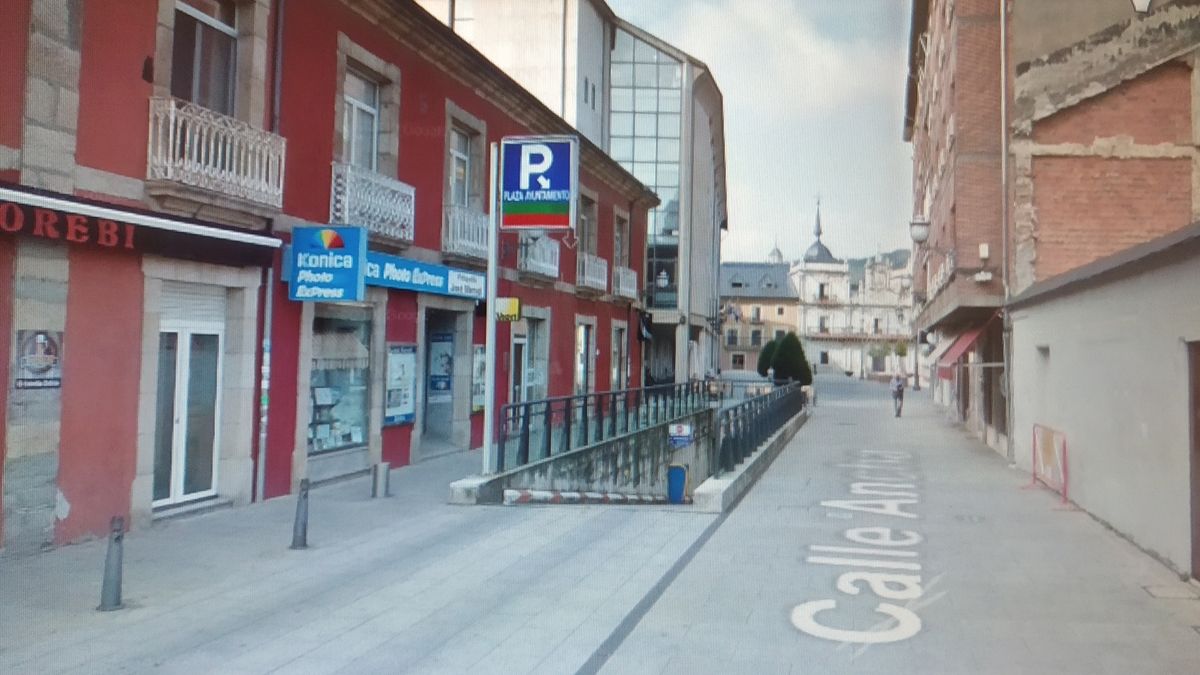 Imagen de la entrada del parking en Google.