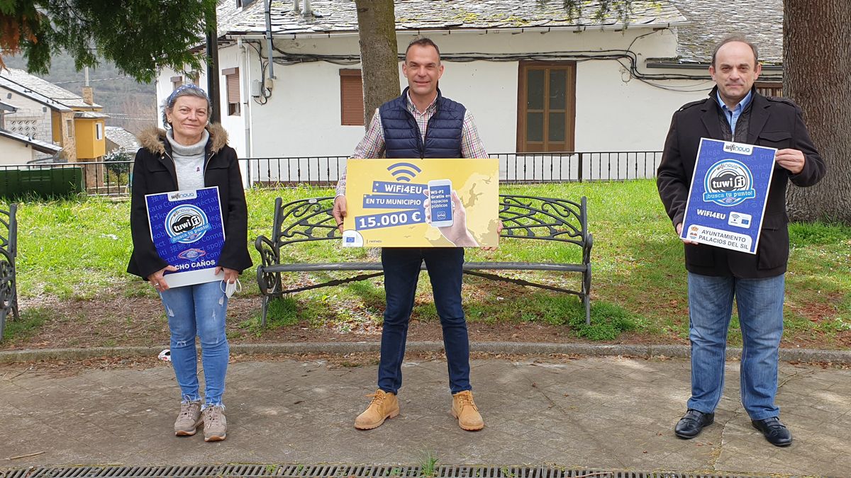 Estreno de los puntos wifi con la concejala de Medio Ambiente, el alcalde y el delegado de la empresa. Estreno de los puntos wifi con la concejala de Medio Ambiente, el alcalde y el delegado de la empresa.