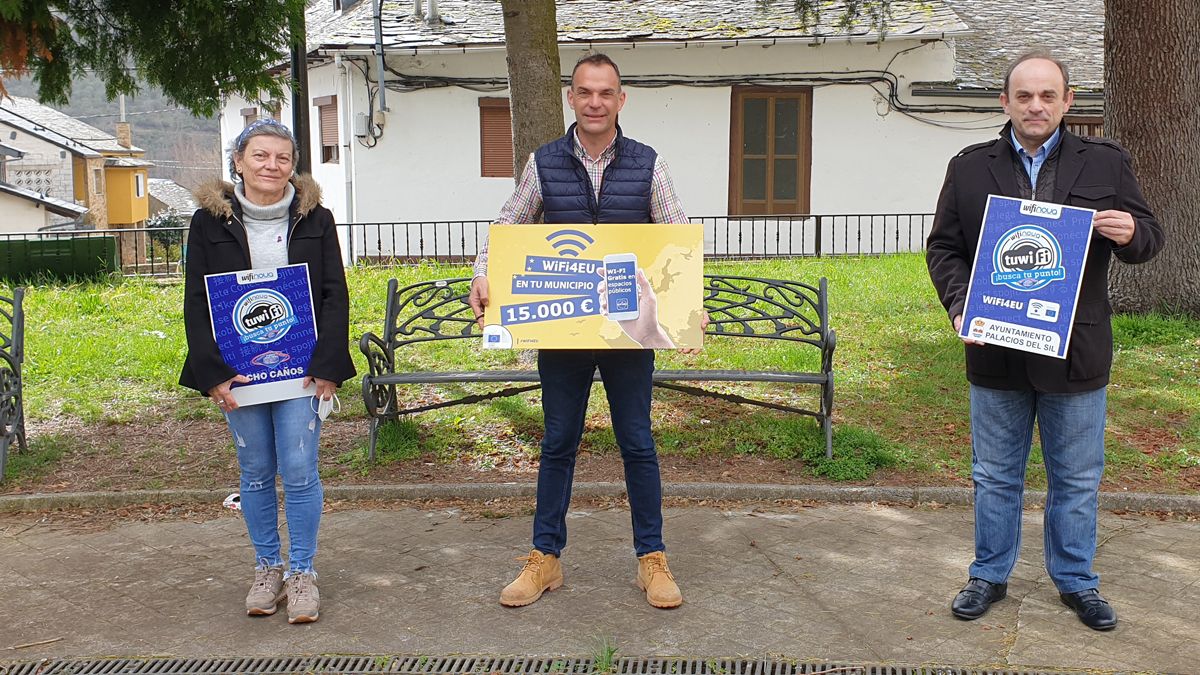 Estreno de los puntos wifi con la concejala de Medio Ambiente, el alcalde y el delegado de la empresa.