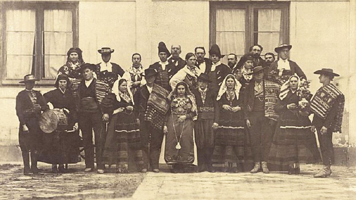 ‘Fotografía de familia’ de los leoneses que fueron a Madrid con motivo de la boda real de Alfonso XII con su prima Mª de las Mercedes. | J. LAURENT