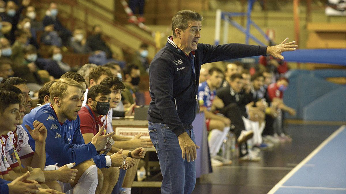 Cadenas da instrucciones durante un partido. | MAURICIO PEÑA