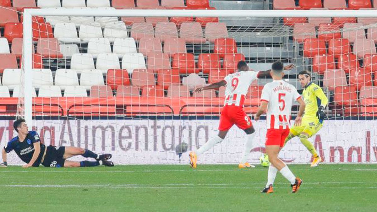 Sadiq se dispone a marcar uno de los tres goles que le hizo a la Deportiva en la primera vuelta. | LALIGA