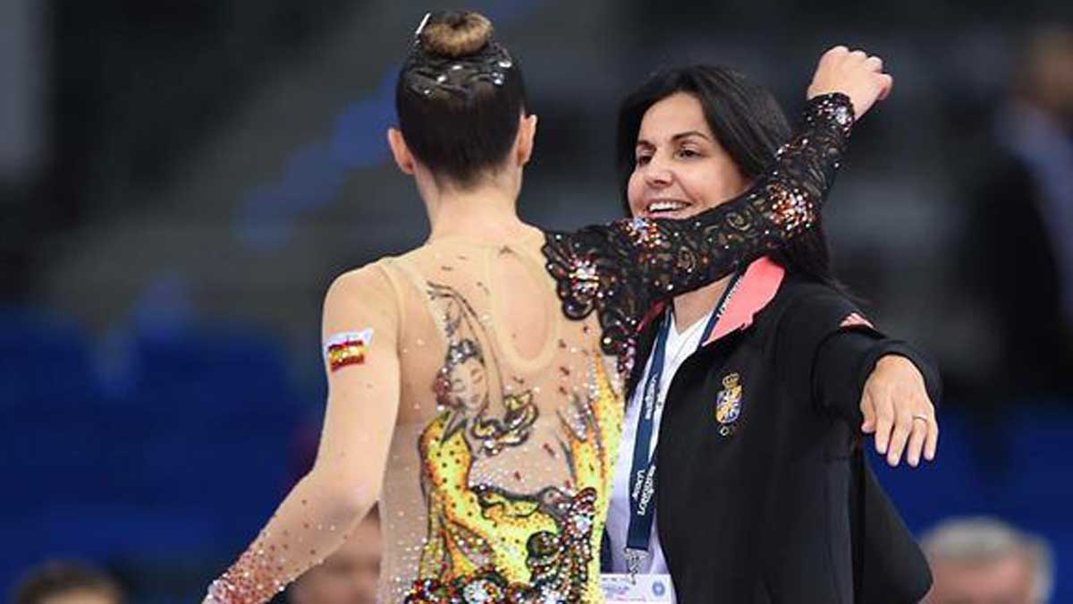 Ruth Fernández acude a abrazarse con Carolina Rodríguez durante un ejercicio en un campeonato internacional. | OLEG NAUMOV