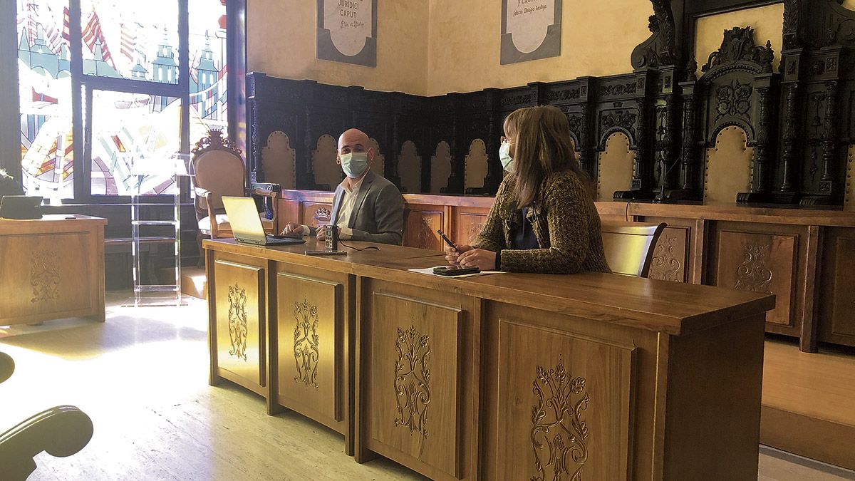 Los concejales Chema Jáñez (Hacienda) y Mar Castro (Comercio), durante la rueda de prensa de este martes. | P.F.