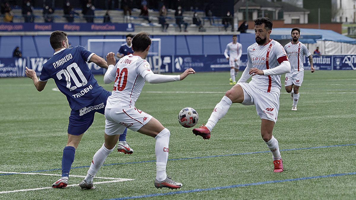 Rodas busca un balón dividido frente al Covadonga. | SAÚL ARÉN