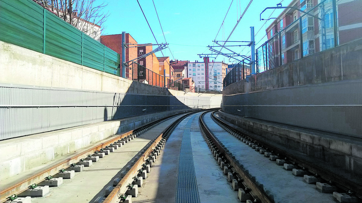 La vía y la catenaria del soterramiento están listas. En la imagen, la rampa por la que la línea emerge hacia el norte. | ADIF