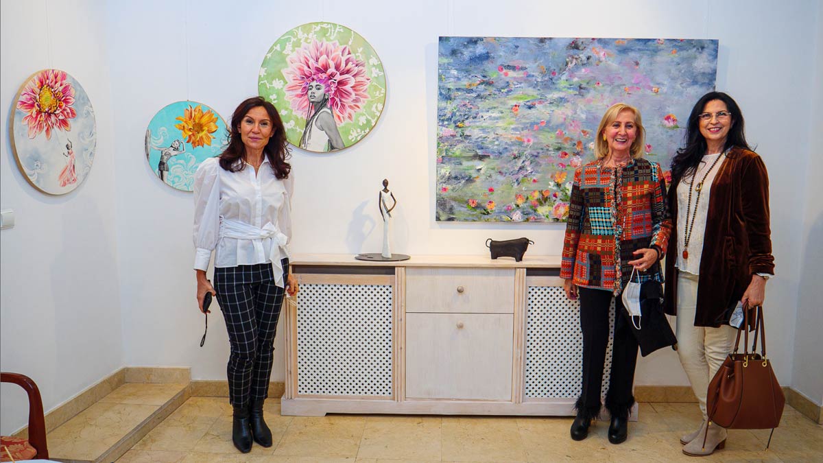 Eva González, Lola Santos y Pura Ramos exponen en la galería de arte Alemi. | VICENTE GARCÍA