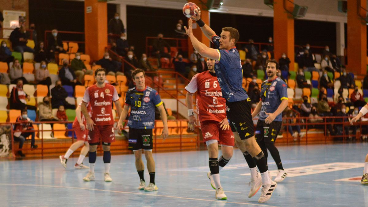 Donlin se dispone a lanzar ante la mirada de Feuchtmann y Gonzalo durante el choque en El Sargal. | J.A. LILLO