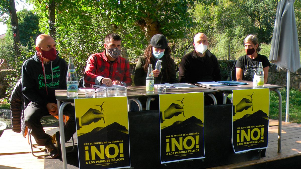 Los integrantes de la plataforma durante la reunión en Pedrún de Torío. | E.N.