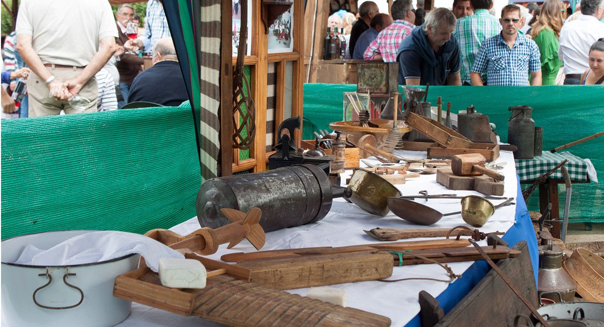 Puesto de la Feria del Vino en el que mostraban objetos antiguos. | T. GIGANTO