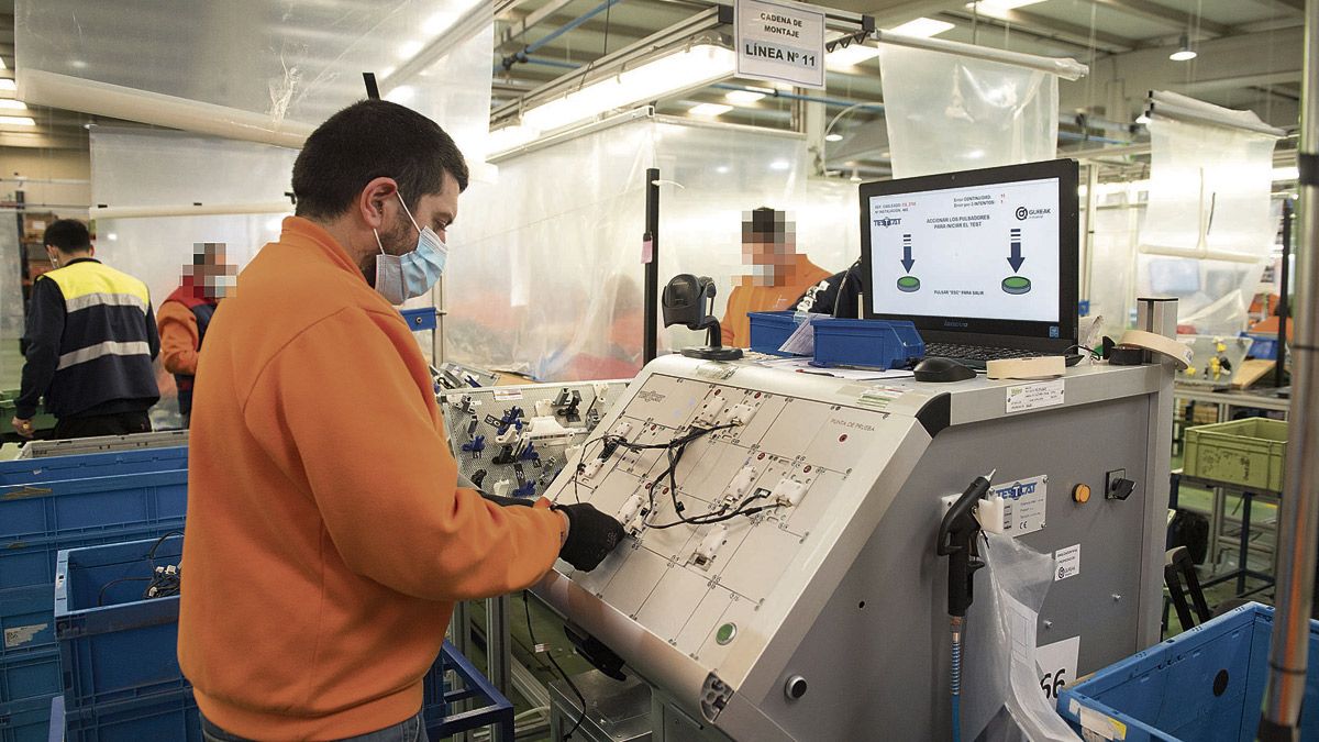 Un trabajador realiza comprobaciones de algunos de los componentes electrónicos que fabrica Soltra para vehículos. | MAURICIO PEÑA
