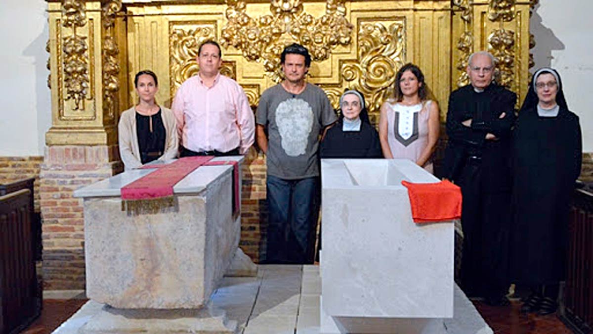 Monumento funerario a Alfondo VI cuyo autor es el escultor leonés Amancio González.