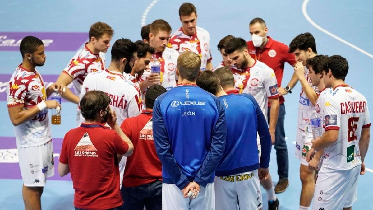 La plantilla del Ademar, durante un tiempo muerto en un partido de competición europea. | FREDERIZ SPEZIALE