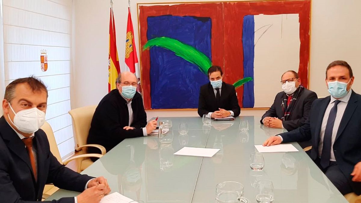 La reunión de los representantes municipales bañezanos y de la Junta tuvo lugar esta semana en Valladolid. | ABAJO