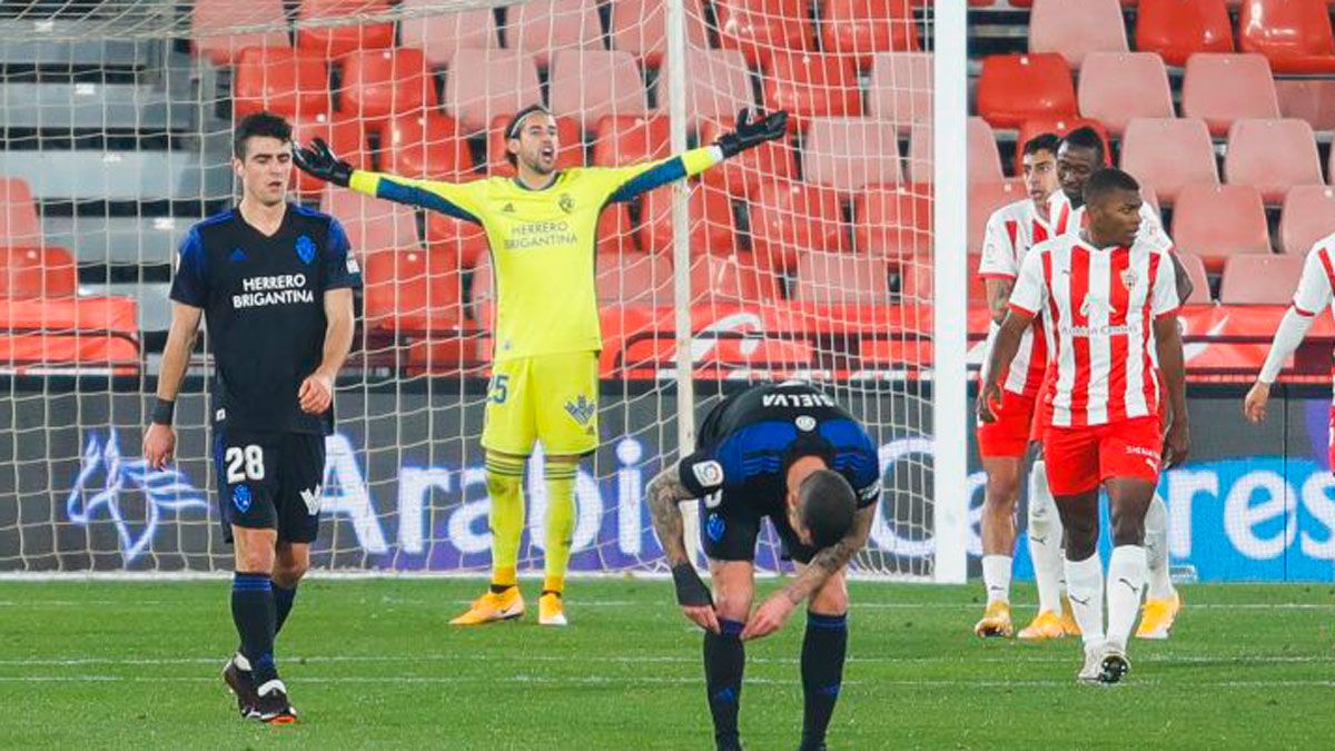 Caro pide explicaciones a su equipo durante la derrota de la primera vuelta con el Almería.  | LALIGA