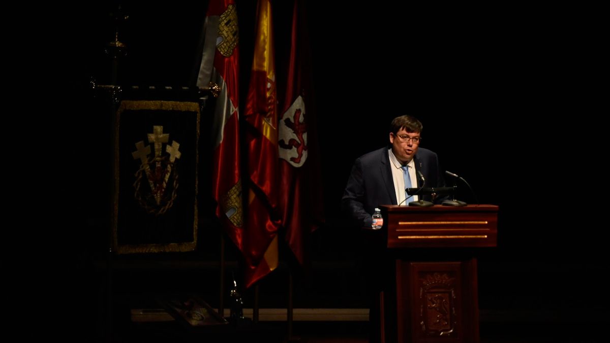 Un momento del pregón de la Semana Santa de León que ofreció este sábado Xuasús González en el Auditorio de León. | SAÚL ARÉN