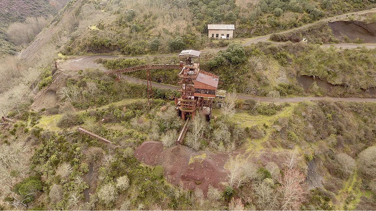 Viajar por esta zona de El Bierzo sorprende al visitante curioso. Son innumerables los restos mineros que jalonan el paisaje. | JAVIER FERNÁNDEZ LOZANO