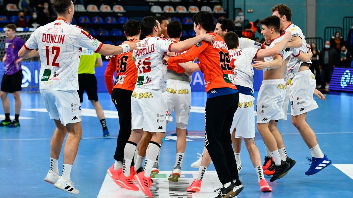 El Ademar celebra un triunfo en Chehov que ahora podría haber sido en balde. | EHF