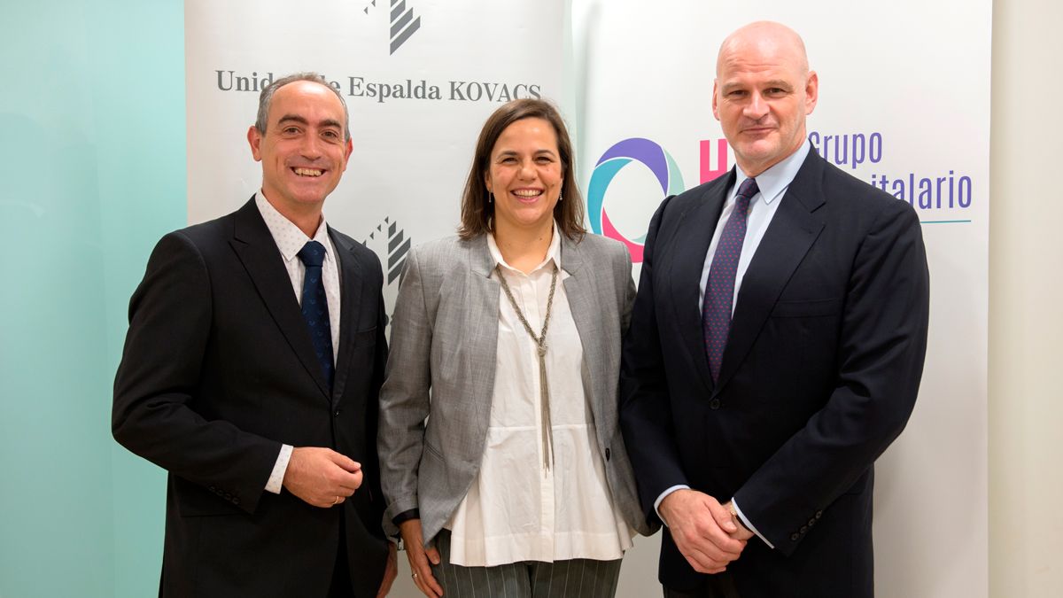 El investigador Jesús Seco (izquierda), Elena Martínez, del Hospital Ramón y Cajal, y Francisco Kovacs. | ICAL El investigador Jesús Seco (izquierda), Elena Martínez, del Hospital Ramón y Cajal, y Francisco Kovacs. | ICAL