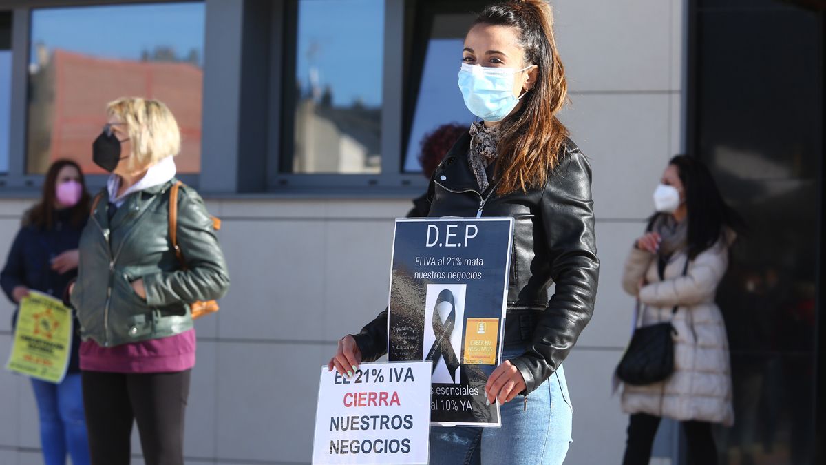 Peluquerías y centros de estética volvieron a levantar la voz en las calles de Ponferrada. | ICAL Peluquerías y centros de estética volvieron a levantar la voz en las calles de Ponferrada. | ICAL