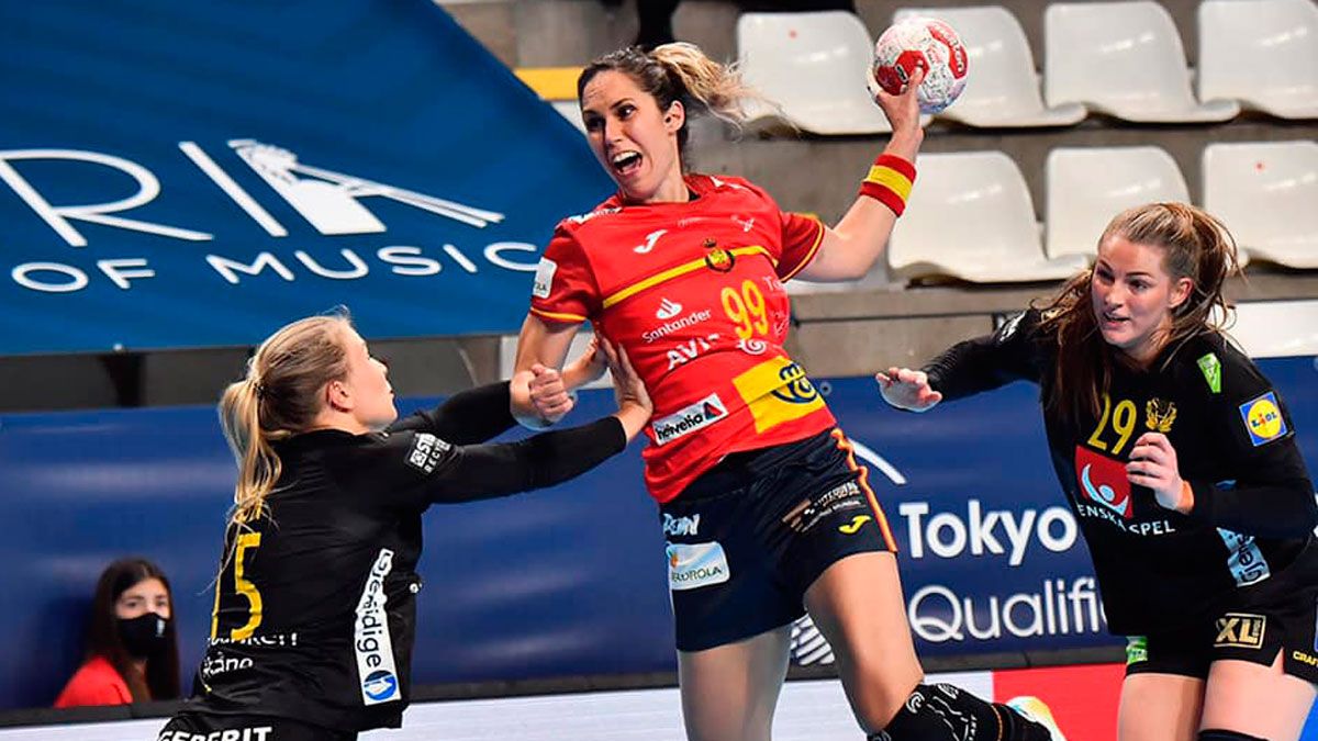 Mireya lanza a portería durante el partido del viernes ante Suecia. | JL RECIO / RFEBM Mireya lanza a portería durante el partido del viernes ante Suecia. | JL RECIO / RFEBM
