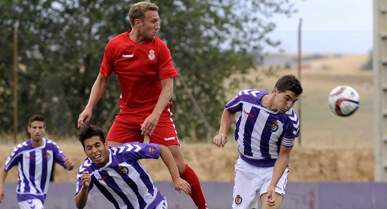 Aketxe gana un balón aéreo a dos jugadores del Valladolid B / EL NORTE DE CASTILLA