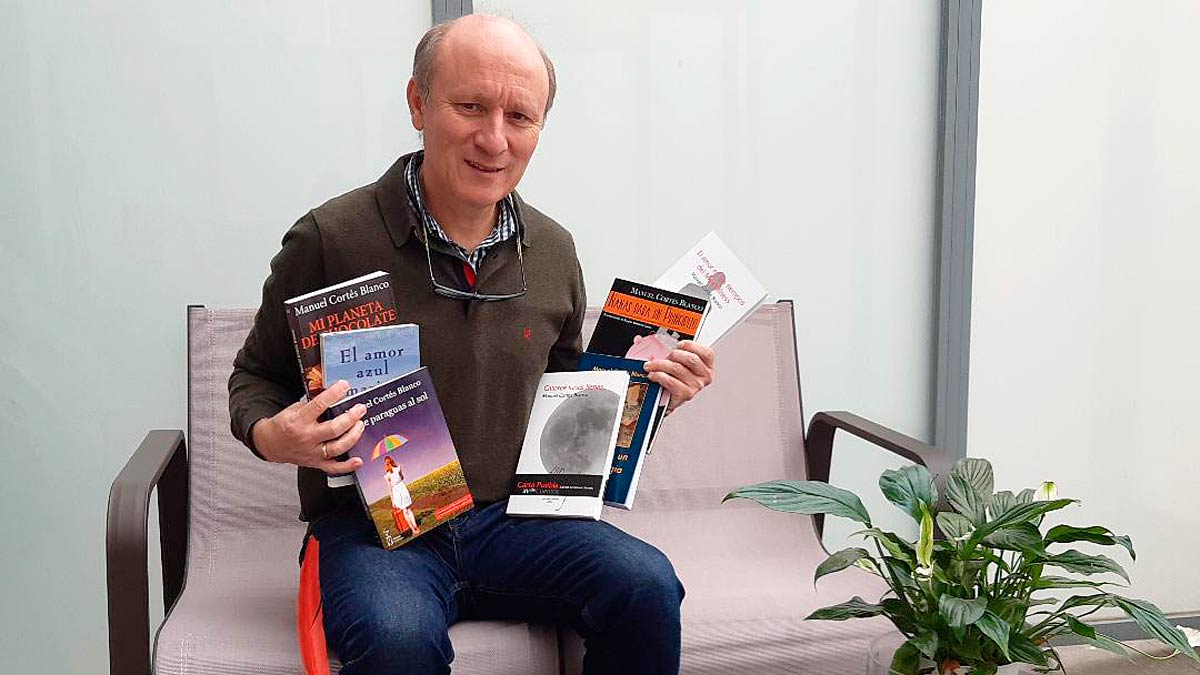 El médico y escritor zaragozano afincado en León, Manuel Cortés Blanco, con algunas de sus publicaciones. El médico y escritor zaragozano afincado en León, Manuel Cortés Blanco, con algunas de sus publicaciones.