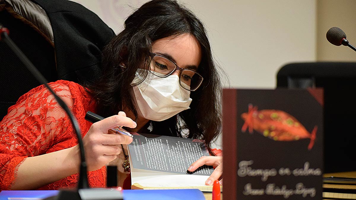 Irene Fidalgo firmando su libro ‘Tiempo en calma’. | MOBT