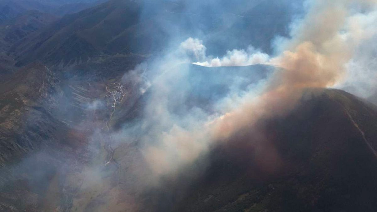 Imagen del incendio de Porcarizas este fin de semana. | BRIF Tabuyo