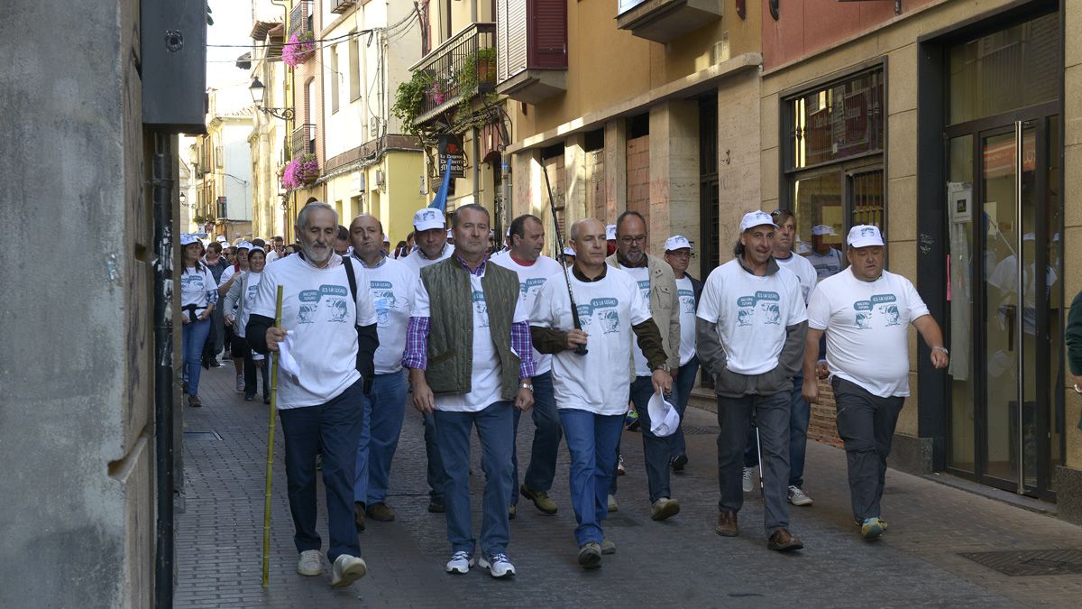 La Marcha Blanca avanzando en la capital leonesa dirección Mansilla de las Mulas.| MAURICIO PEÑA