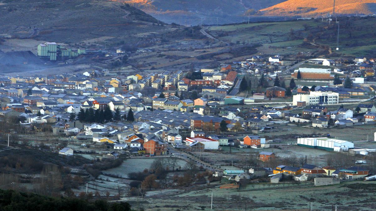 Vista de Fabero desde el pueblo de Lillo. | ICAL