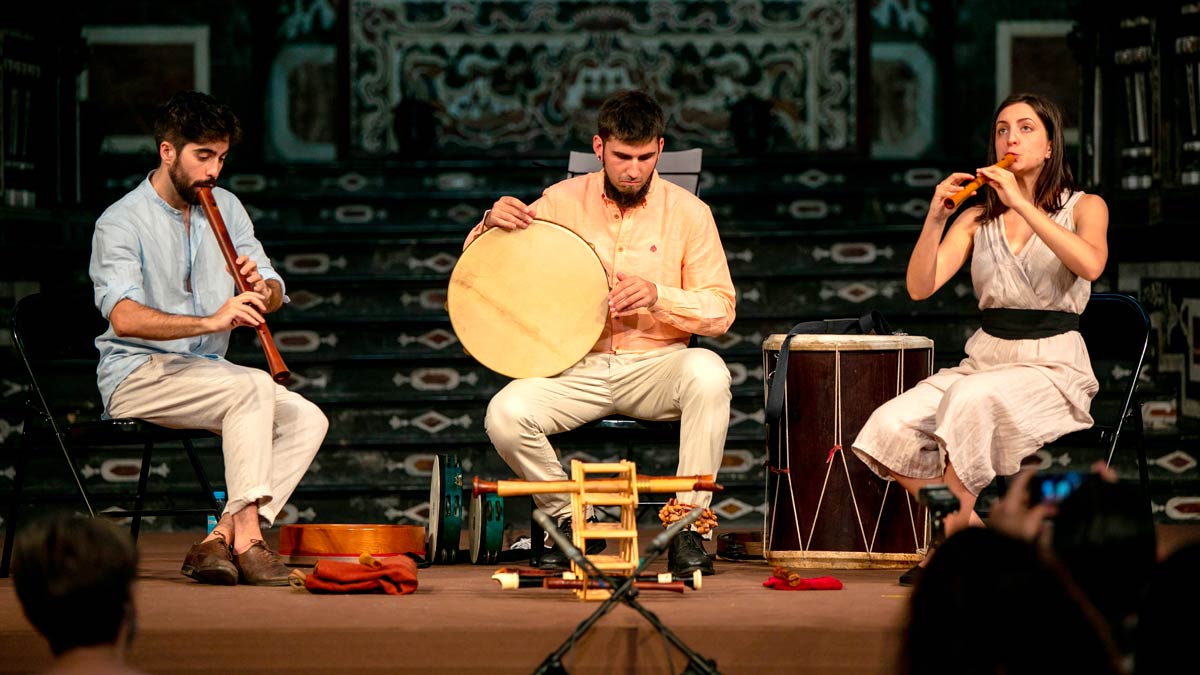 Moisés Maroto (flauta), Pablo Cantalapiedra (percusiones históricas) y Rita Rodríguez (flauta de pico) son los componentes de Serendipia Ensemble.