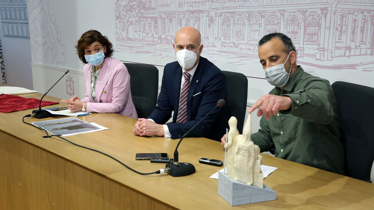 Susana Travesí y José Antonio Diez escuchan las explicaciones del escultor Juan Antonio Cuenca. | CÉSAR