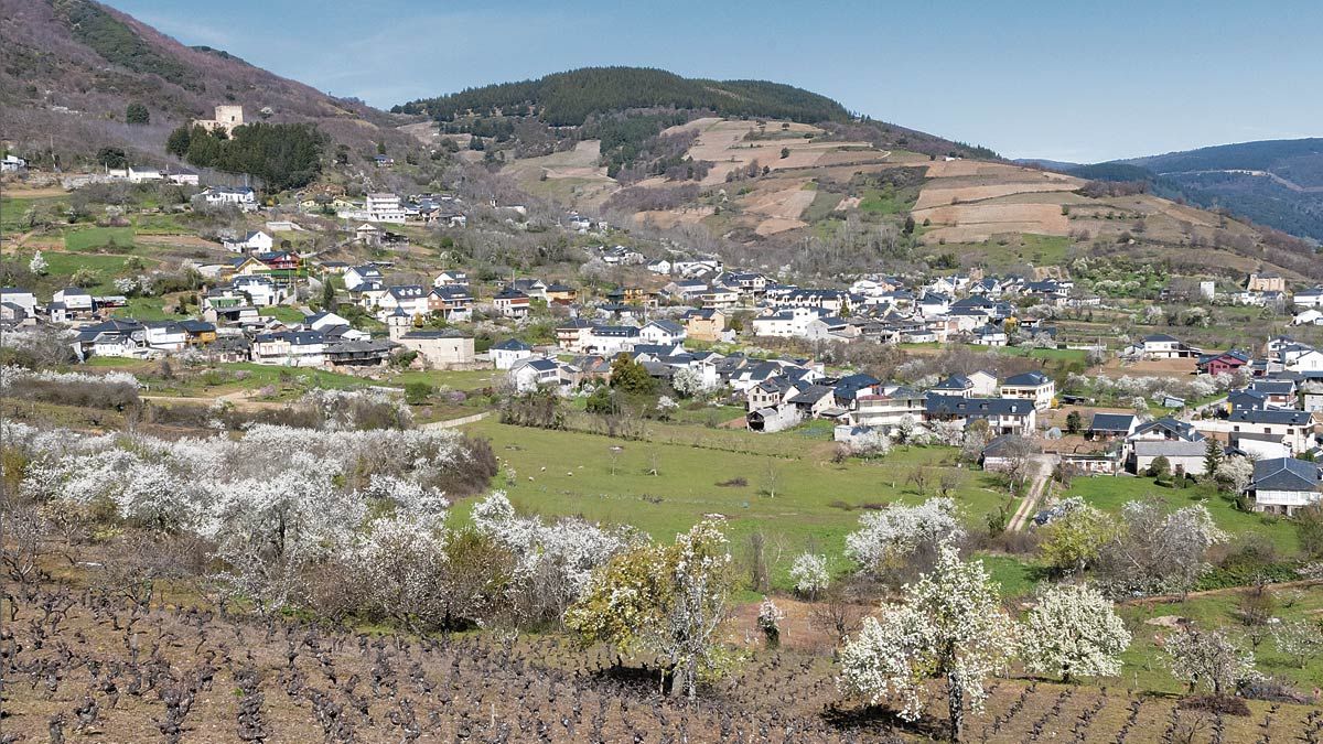 El colorido de la flor del cerezo tiñe el valle de una dulzura y candidez efímera que hay que disfrutar.