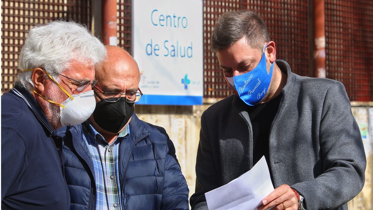 Iván Alonso junto a miembros de su partido en rueda de prensa. | ICAL