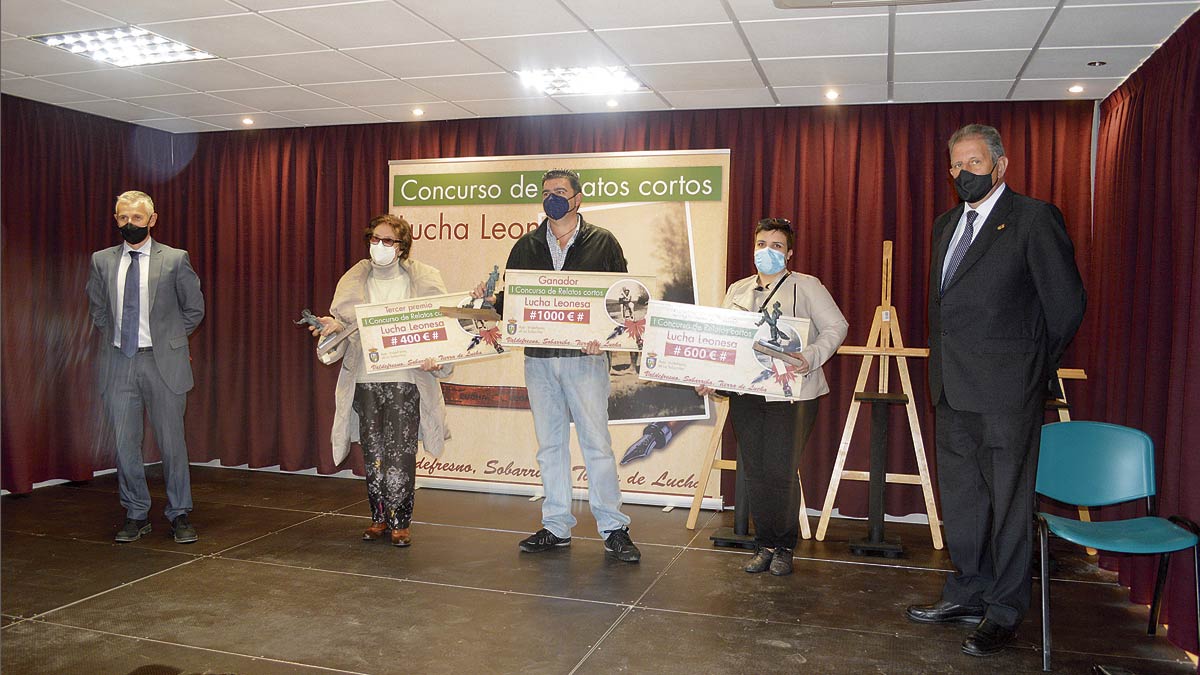 El alcalde y el concejal de deportes de Valdefresno con los tres ganadores del concurso de relatos. | DAVID RUBIO