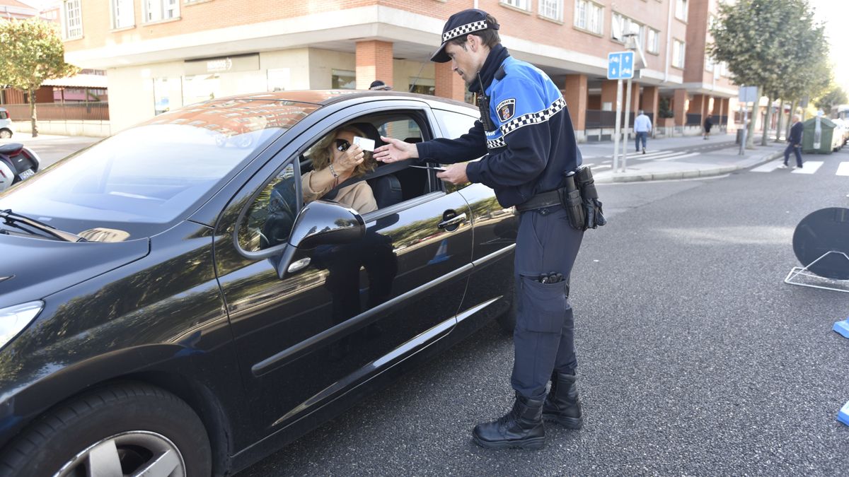 Control de la Policía Local en una imagen de archivo. | SAÚL ARÉN