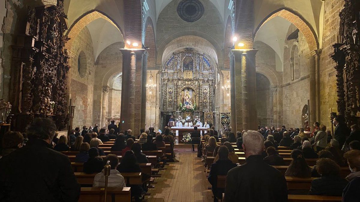 Interior de la iglesia del Mercado en la homilía de las 20 horas. | SAÚL ARÉN