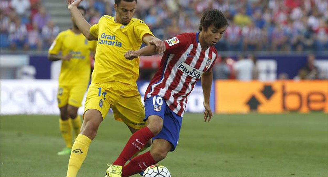Castellano intenta robar el balón a Oliver Torres en su debut en Primera ante el Atlético. | EFE