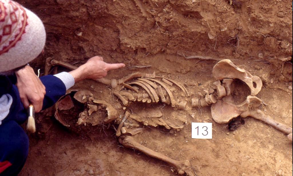 Exhumación de 'Los trece de Priaranza' en octubre de 2000.