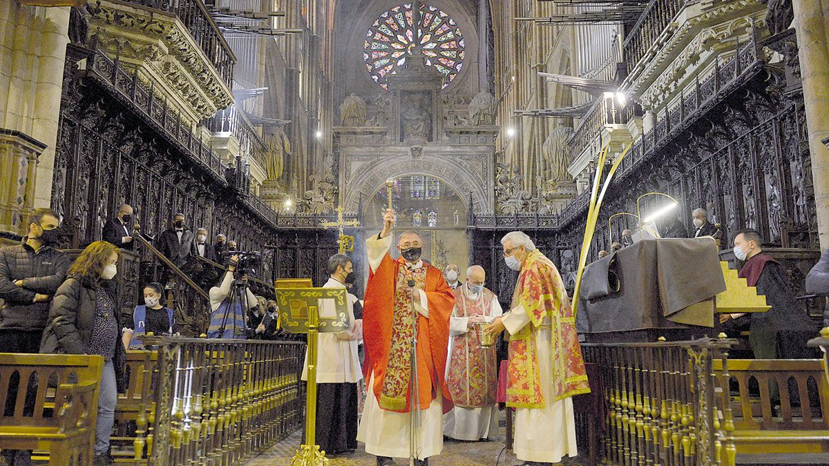 Eucaristía estacional en la Catedral de León. | MAURICIO PEÑA