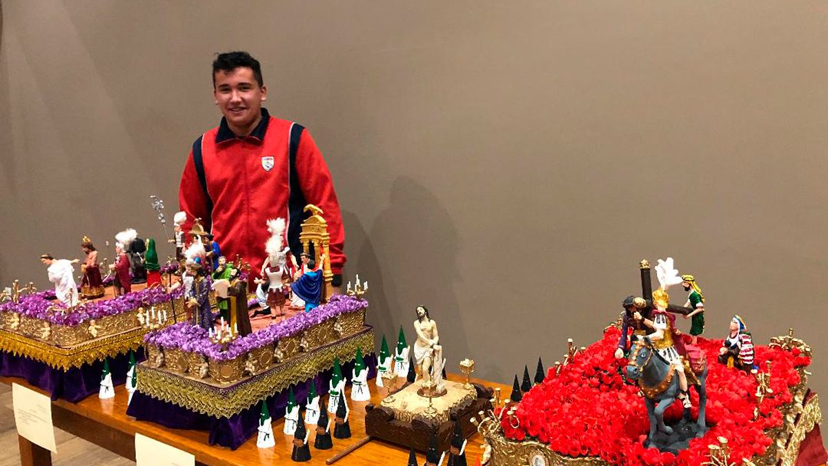El alumno, Carlos Martínez, autor de los pasos en miniatura. El alumno, Carlos Martínez, autor de los pasos en miniatura.