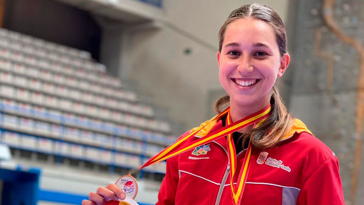 Tania Fernández, con las dos medallas al cuello. | L.N.C. Tania Fernández, con las dos medallas al cuello. | L.N.C.